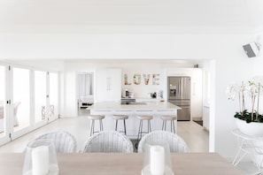 Dining area to Kitchen