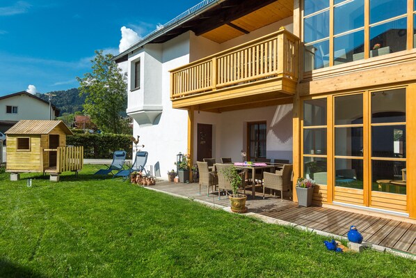 Balkon und Terrasse mit Garten