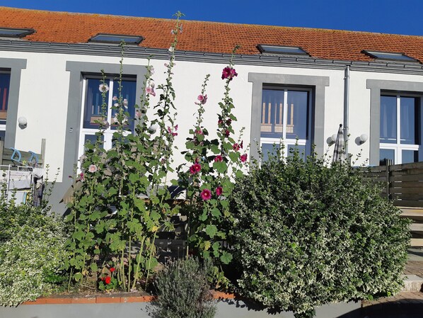 la façade ouest et sa vue imprenable sur le marais