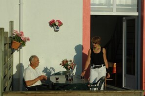 La terrasse exposé ouest et sa vue imprenable sur le marais