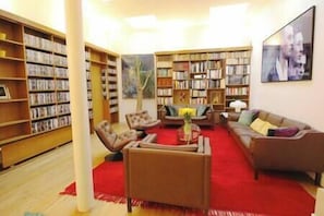 Amplio salón y dos bibliotecas.