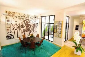 Dining room for up to 10 people