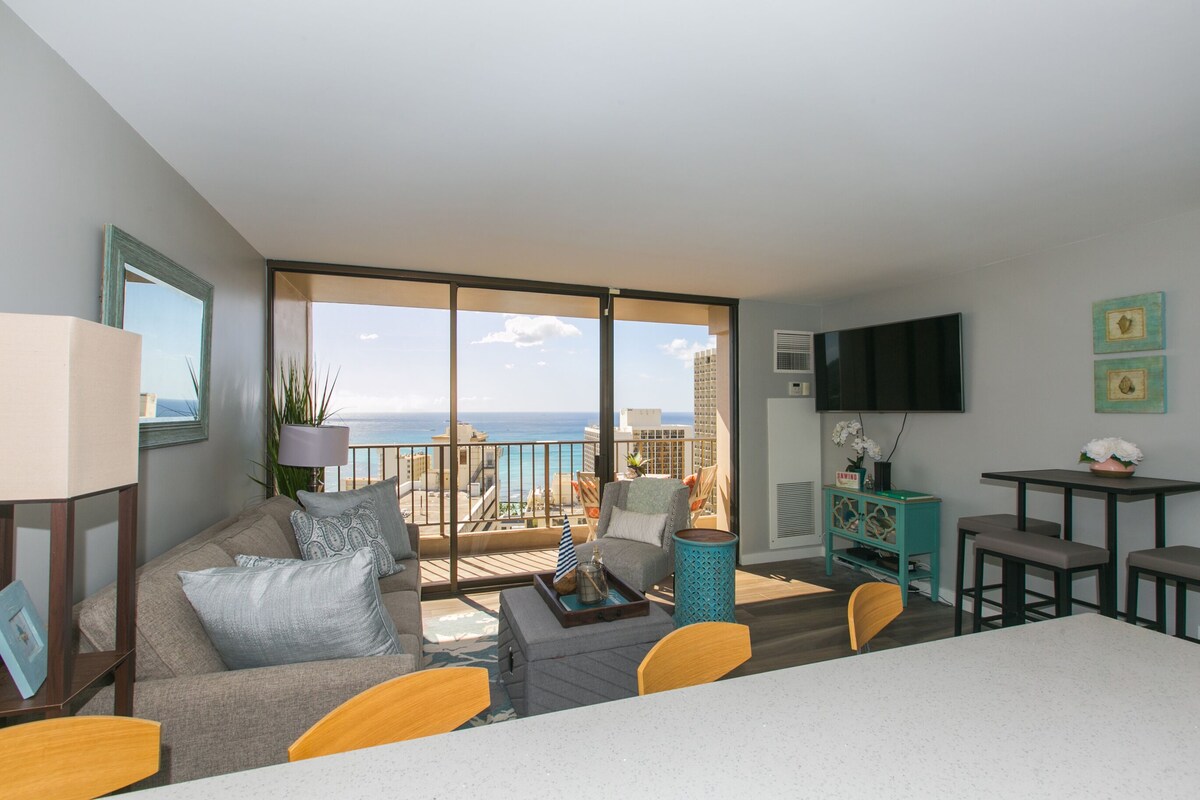 Renovated Waikiki condo w/Ocean View, free parking! One block to the beach