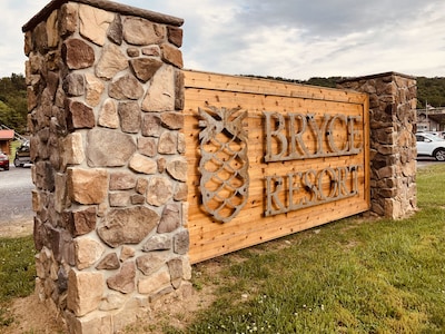 1 Block from Bryce Resort 3/2 Luxury Mountain Lodge for Ski/Tube/Bike/Golf/Lake