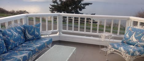 :FLOAT ON INN" view deck