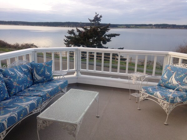 :FLOAT ON INN" view deck