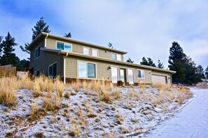 Clean and contemporary south-facing mountain home, built in 2014.