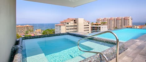 Rooftop hot tub with ocean views!