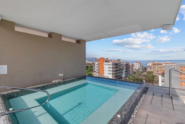 Rooftop hot tub with ocean views!