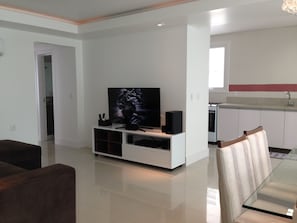 TV LED 50'', com Home Theater Blue Ray integrados. Wi-fi. Integrados.