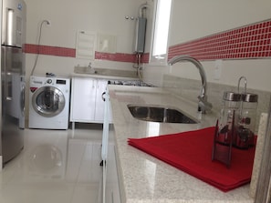 Área Serviço integrada-Máquina lavar/secar Combo LG. Geladeira Biplex Brastemp