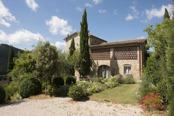 Front of the villa. The arched bridge leading to the rear is just to the right. 