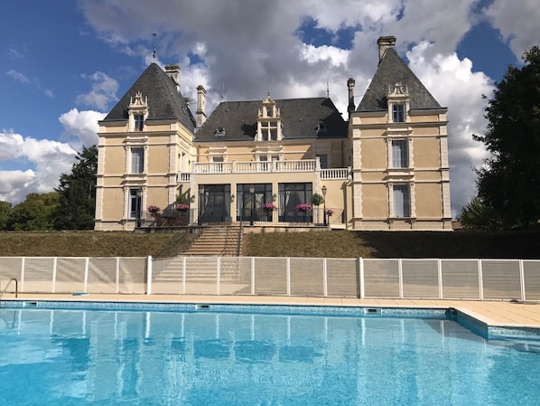 Rear view of the chateau.