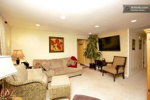 Living room - flat screen tv and wi-fi 