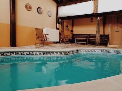 Casa rural con piscina climatizada, WiFi gratis, BBQ, chimenea,futbolín y billar