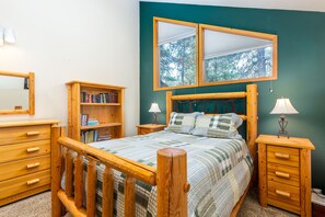 Queen Bedroom-Main Level