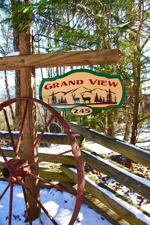 Grand View! This Five Star Cabin will not disappoint. We would love to have you!