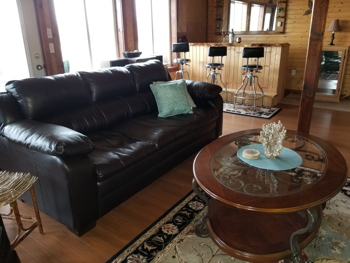 Pictured Rocks Lodge 5 minutes from Munising! Recently remodeled!