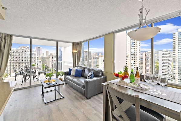 Relax and enjoy staying at this beautiful, renovated condo with a city and ocean view.