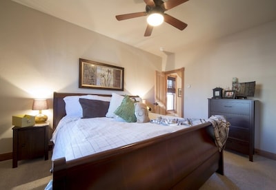 Luxurious Cabin: Two Master Suites, On Shuttle Route, Hot Tub, Mtn. Views!!