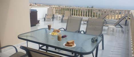 Lovely balcony for alfresco dining