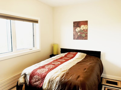 Cozy stay right by Great Slave Lake Bay with spectular views of Northern lights