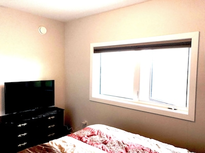 Cozy stay right by Great Slave Lake Bay with spectular views of Northern lights