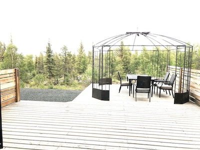 Cozy stay right by Great Slave Lake Bay with spectular views of Northern lights