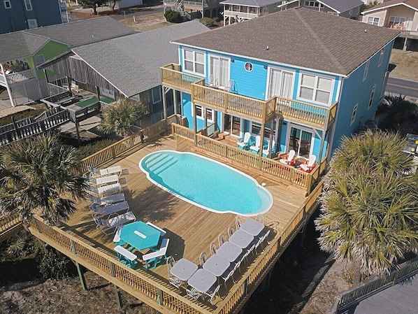LARGE DECK AND POOL WITH ROOM FOR EVERYBODY