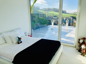 Zimmer bei Tag mit Sicht auf die private 45m2 Terrasse