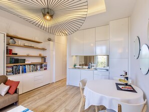 Grande table, Cuisine équipée