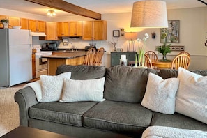 Living Room | Sleeper Sofa | Free WiFi | Gas Fireplace | Board Games