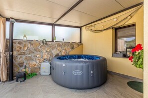 Indoor spa tub