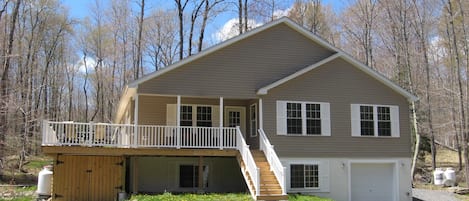 5 bd,3bth,huge wraparound deck with jaquzzi,firepit,modern home ,security,clean.