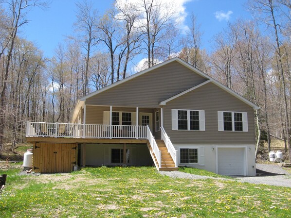 5 bd,3bth,huge wraparound deck with jaquzzi,firepit,modern home ,security,clean.