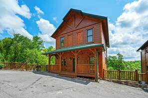 Front facade of Leaf & Vine lodge.