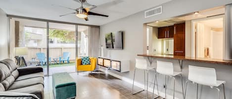 Spacious living room with large SmartTV, cable and sliding door to outdoor patio