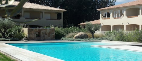 Piscine devant l'appartement