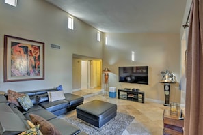 Inside the townhome, you'll find 2 bedrooms, 2 bathrooms & room for 5 guests.