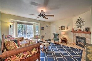 Living Room | Twin Daybed w/ Twin Trundle | Free WiFi | Central A/C & Heat