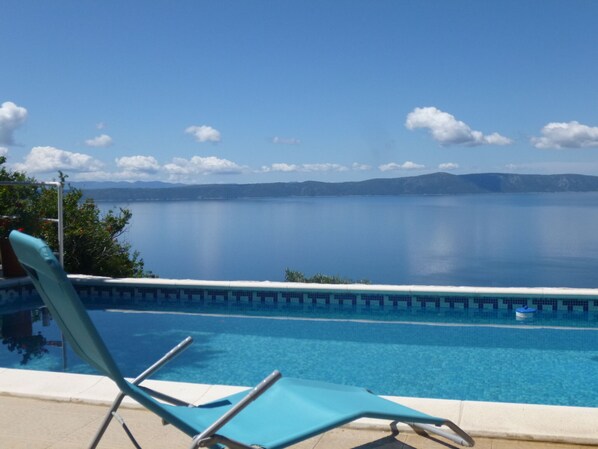 Pool u. Insel Hvar