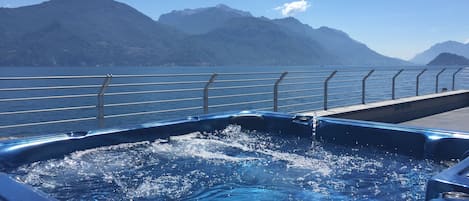 Jacuzzi on the terrace - Villa Navalia Marina.