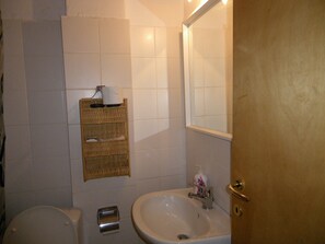 Another angle of he bathroom
