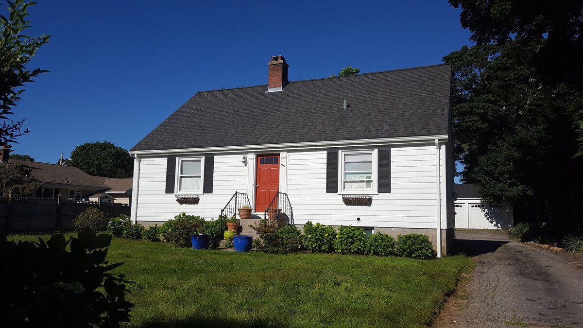 Tidy House w/ Porch Includes beach & parking. Between town & beaches. Sleeps 7