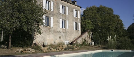La piscine avec la maison