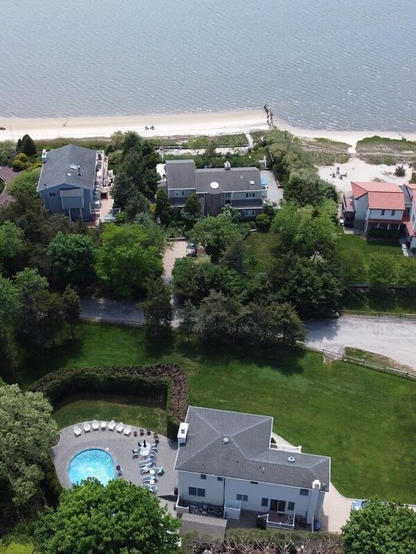 House is a few steps to the beach. Gorgeous sunsets, great spot to paddle board