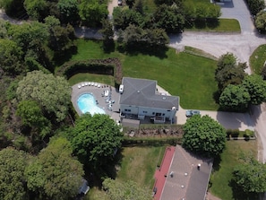 Private pool, hot tub deck, new large sectional sofa Weber grill gas fire table