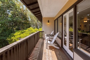 Balcony with outdoor furniture to enjoy your morning coffee!