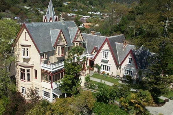 Warwick House, central Nelson city
