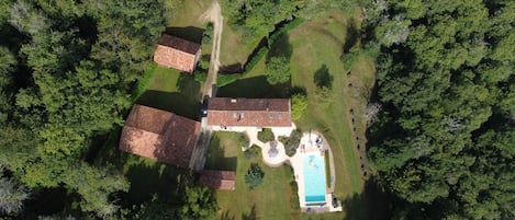 The house with its pool and 3 barns